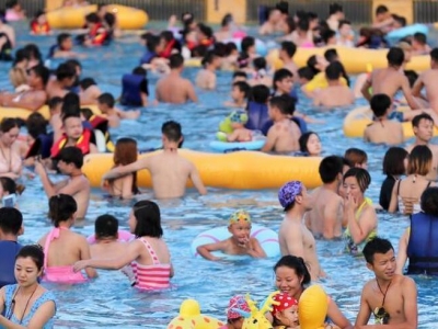 武漢持續(xù)高溫 水上樂園“人擠人”