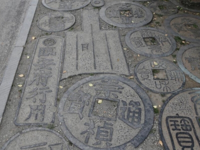 鄭州現"土豪"街道 人行道鋪滿"古貨幣"