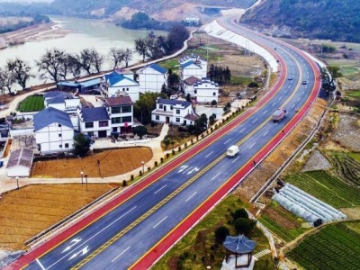 江西鉛山:首條彩色公路 穿行秀美鄉(xiāng)村