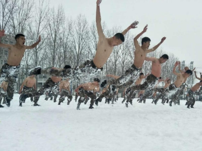 河南全民國(guó)防教育中心隊(duì)員冰雪中赤膊訓(xùn)練
