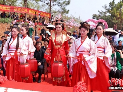 湖北當(dāng)陽:漢服婚禮秀 弘揚傳統(tǒng)婚俗文化