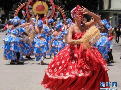 洛杉磯面具節:身穿表演服裝上街游行