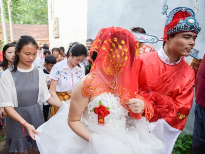 雙胞胎兄弟同天花轎迎娶姐妹花