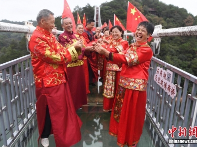 長沙老人拍集體復古結婚照迎重陽